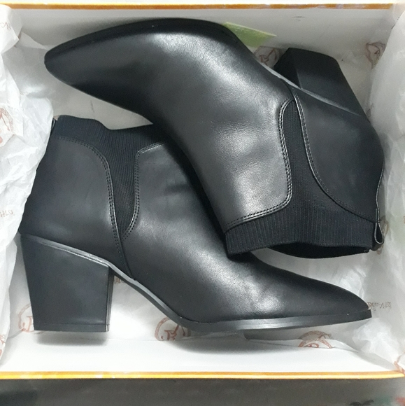 Like New in Box Bella Vita Lottie Chelsea Boot in a 9.5M - Picture 2 of 9